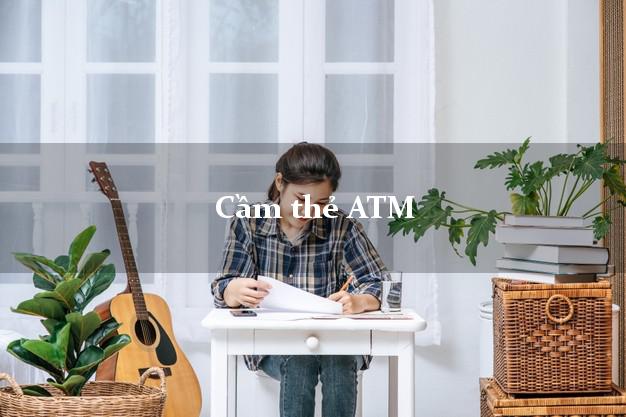 Cầm thẻ ATM